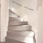 Die Hänni AG setzte die Treppe in einem Küsnachter Einfamilienhaus mit grau-marmorierten Feinsteinzeugplatten um. die Asbest Sanierung gibt die Möglichkeit auf eine neue Optik: kühl und elegant