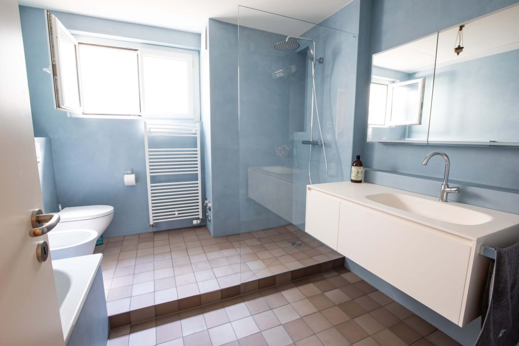 Das Bild zeigt die Kombination von Kalkmarmorputz Frescolori zusammen mit Klinkerplatten. Der Badraum erhält durch die Kombination eine mediterrane Wohngefühl.